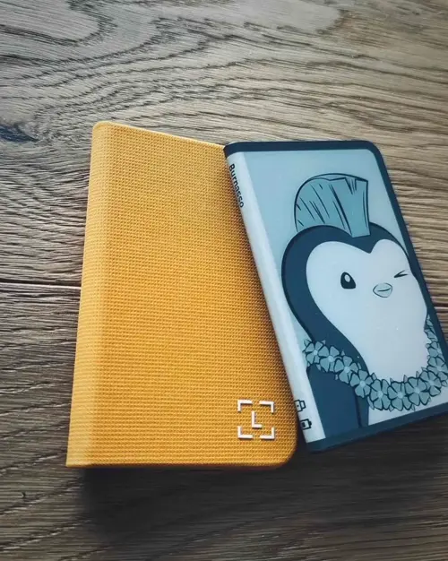 Ledger Stax硬件钱包侧面展示曲面设计