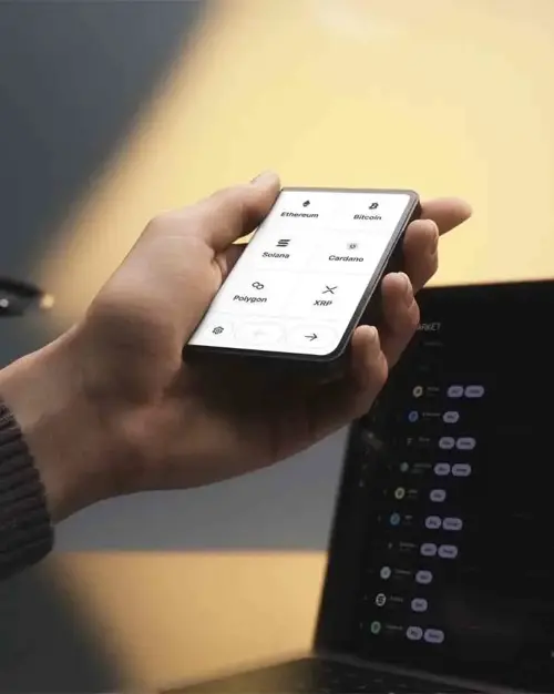 Ledger Stax硬件钱包背面展示无线充电区域